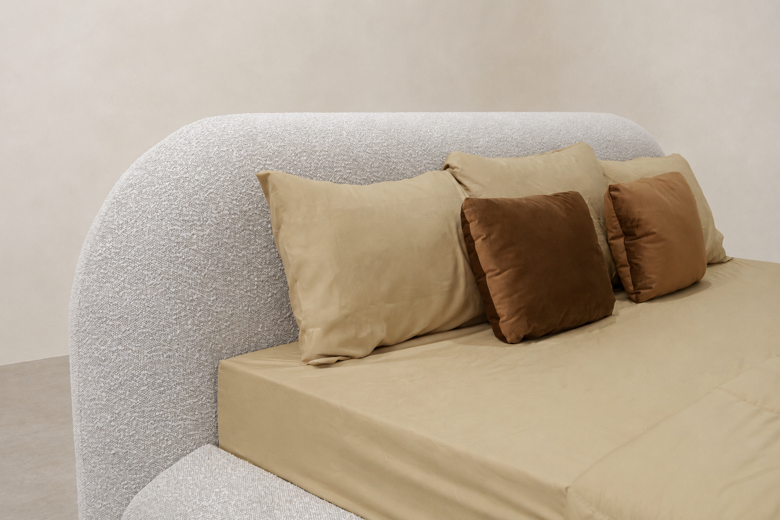 Curva Bed Super King, Bouclé Sand